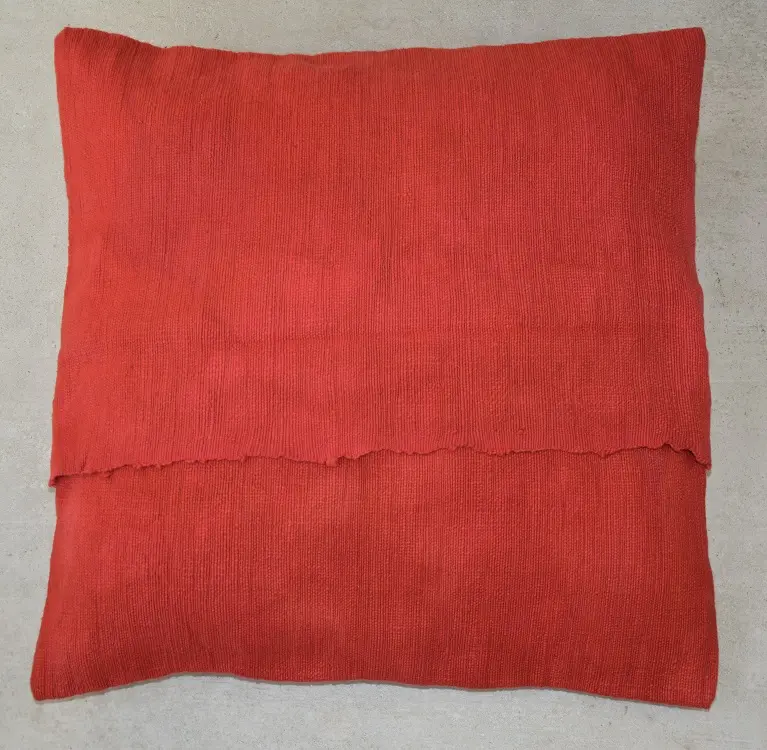 Housse de coussin Rameau Carmin en coton éthiopien filé, tissée et brodée à la main