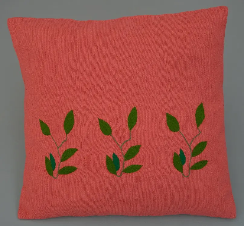 Housse de coussin Rameau Corail en coton éthiopien filé, tissée et brodée à la main