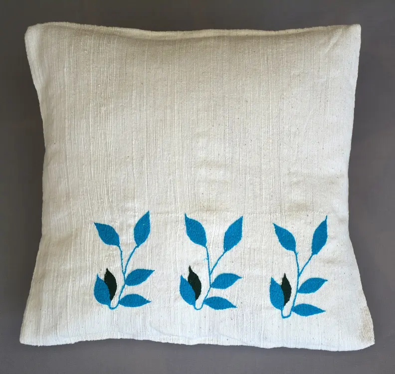 Housse de coussin Rameau Ecru en coton éthiopien filé, tissée et brodée à la main