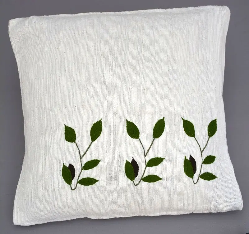 Housse de coussin Rameau Ecru en coton éthiopien filé, tissée et brodée à la main