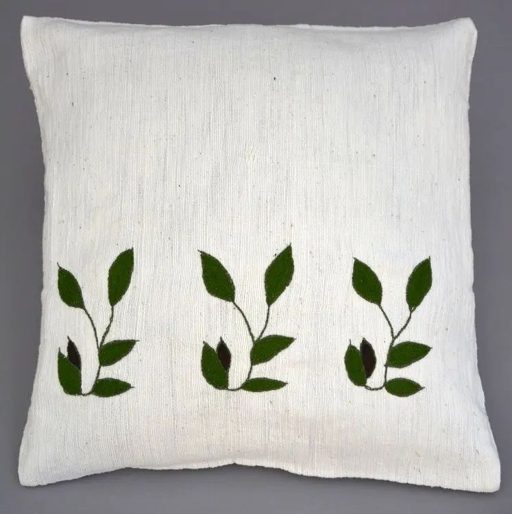 Housse de coussin Rameau Ecru en coton éthiopien filé, tissée et brodée à la main