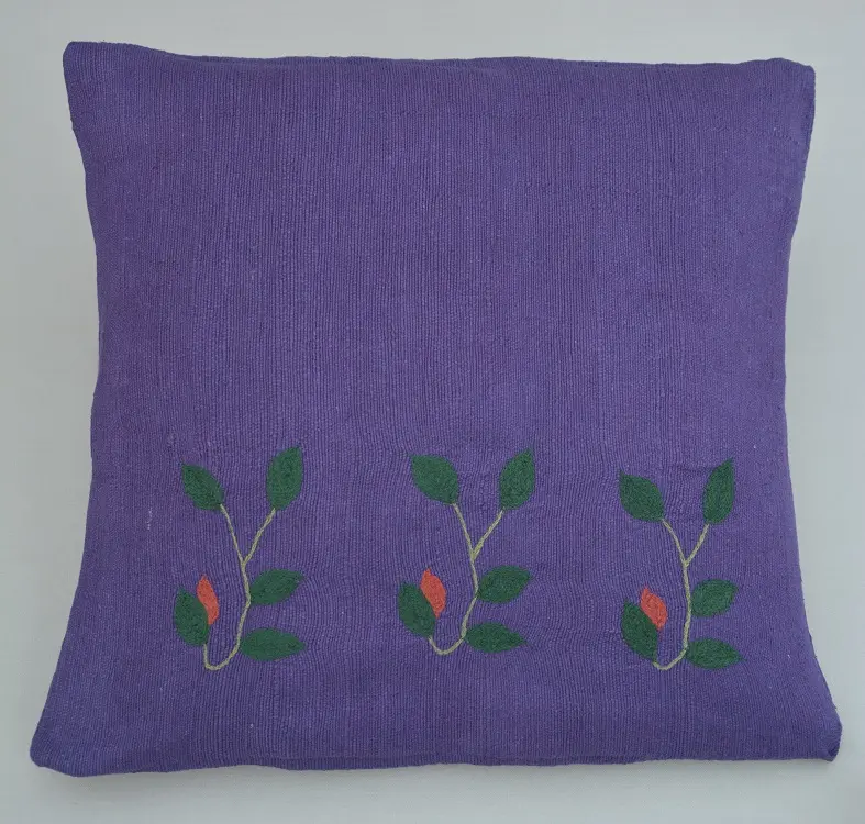 Housse de coussin Rameau Iris en coton éthiopien filé, tissée et brodée à la main
