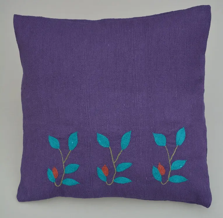 Housse de coussin Rameau Iris en coton éthiopien filé, tissée et brodée à la main