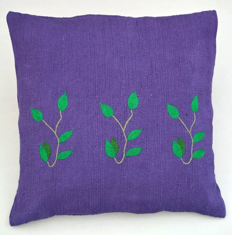 Housse de coussin Rameau Iris en coton éthiopien filé, tissée et brodée à la main