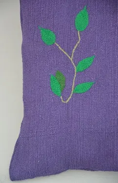 Housse de coussin Rameau Iris en coton éthiopien filé, tissée et brodée à la main