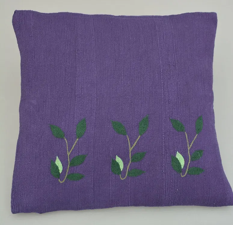 Housse de coussin Rameau Iris en coton éthiopien filé, tissée et brodée à la main