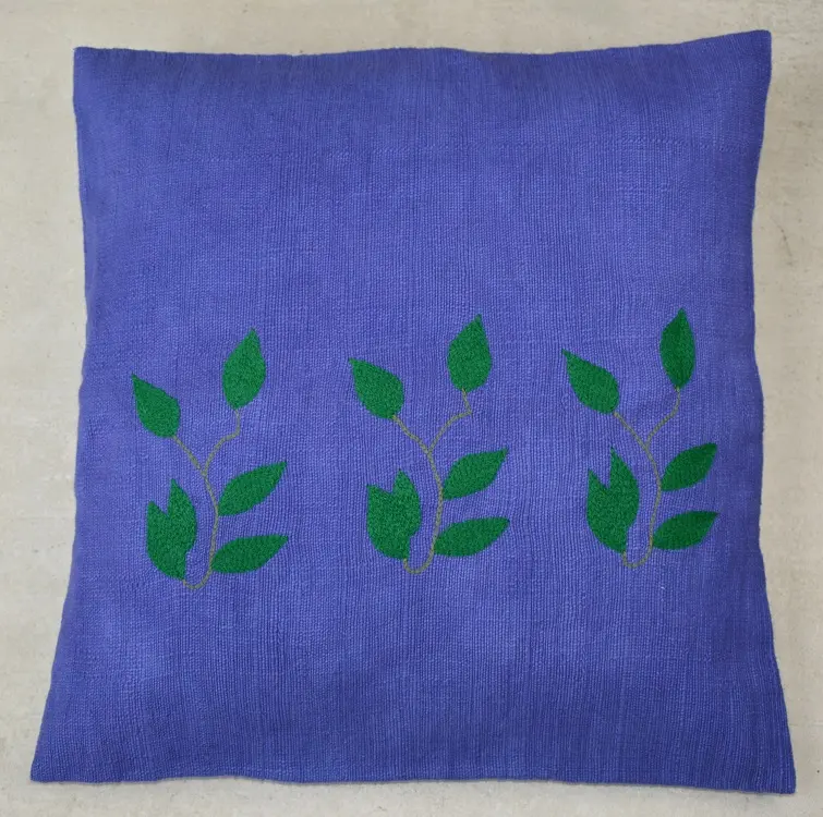 Housse de coussin Rameau Klein en coton éthiopien filé, tissée et brodée à la main