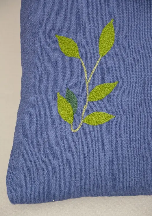 Housse de coussin Rameau Marine en coton éthiopien filé, tissée et brodée à la main