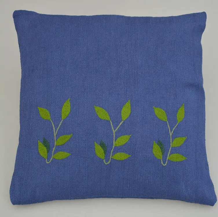 Housse de coussin Rameau Marine en coton éthiopien filé, tissée et brodée à la main
