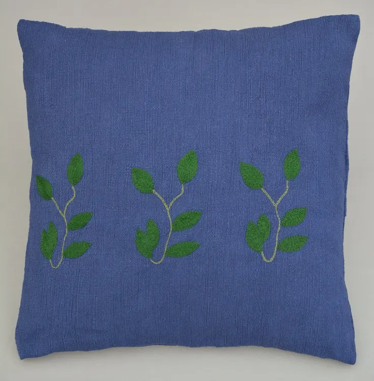 Housse de coussin Rameau Marine en coton éthiopien filé, tissée et brodée à la main