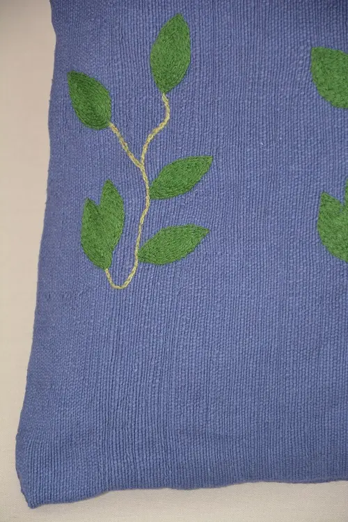 Housse de coussin Rameau Marine en coton éthiopien filé, tissée et brodée à la main