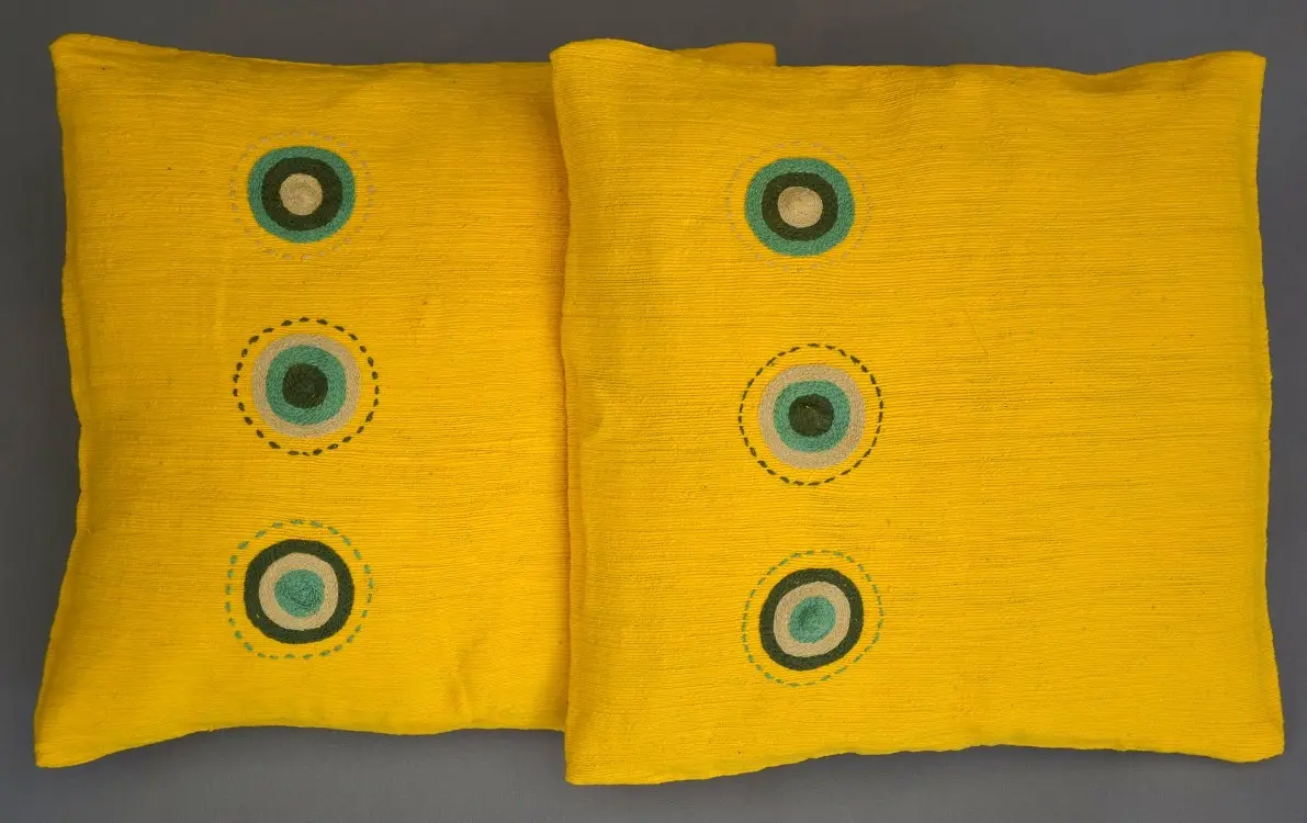 Housse de coussin Sphère Bouton d'or en coton éthiopien filé, tissée et brodée à la main
