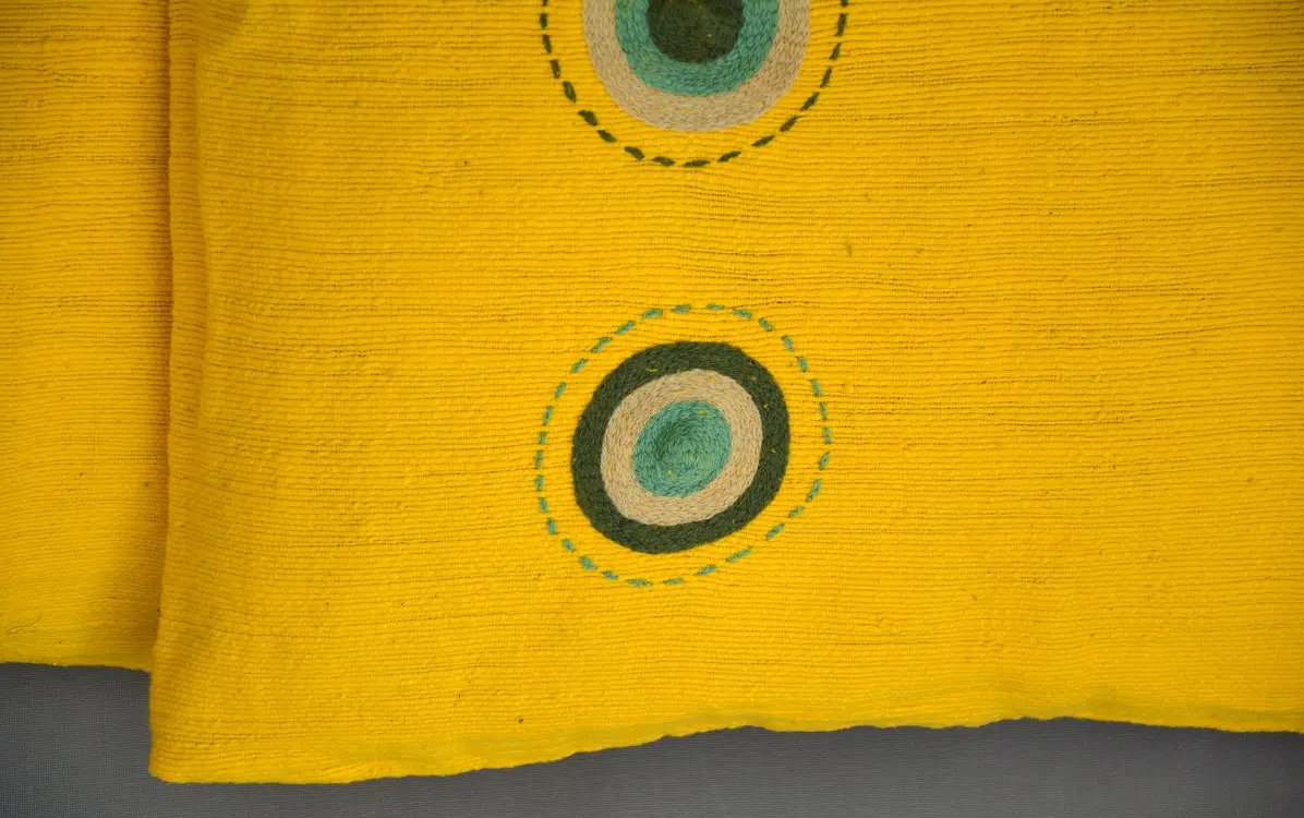 Housse de coussin Sphère Bouton d'or en coton éthiopien filé, tissée et brodée à la main