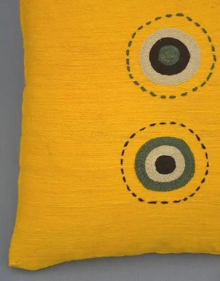Housse de coussin Sphère Bouton d'or en coton éthiopien filé, tissée et brodée à la main