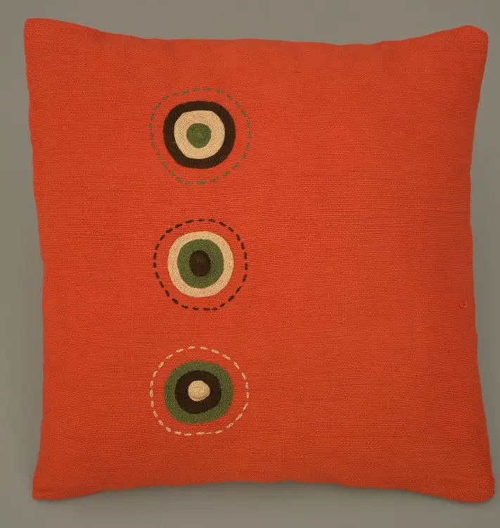 Housse de coussin Sphère Cardinal en coton éthiopien filé, tissée et brodée à la main