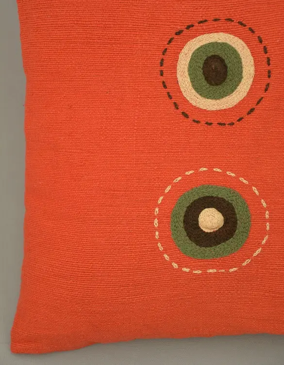 Housse de coussin Sphère Cardinal en coton éthiopien filé, tissée et brodée à la main