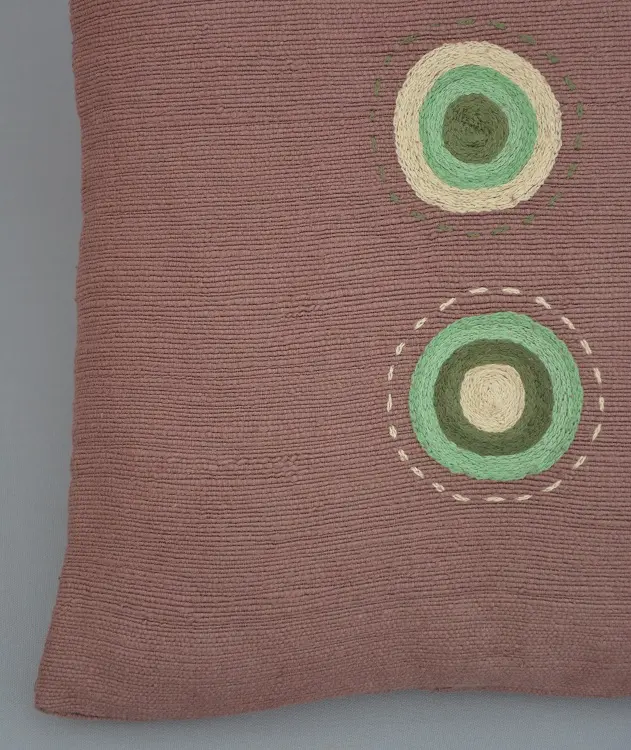 Housse de coussin Sphère Chocolat en coton éthiopien filé, tissée et brodée à la main