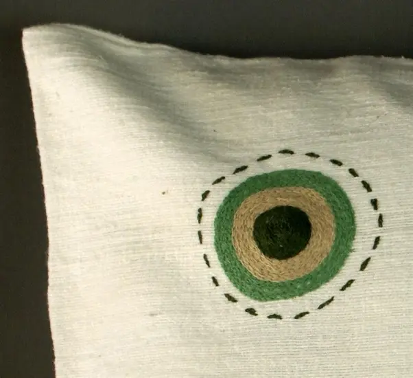 Housse de coussin Sphère Ecru en coton éthiopien filé, tissée et brodée à la main