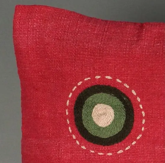 Housse de coussin Sphère Framboise en coton éthiopien filé, tissée et brodée à la main