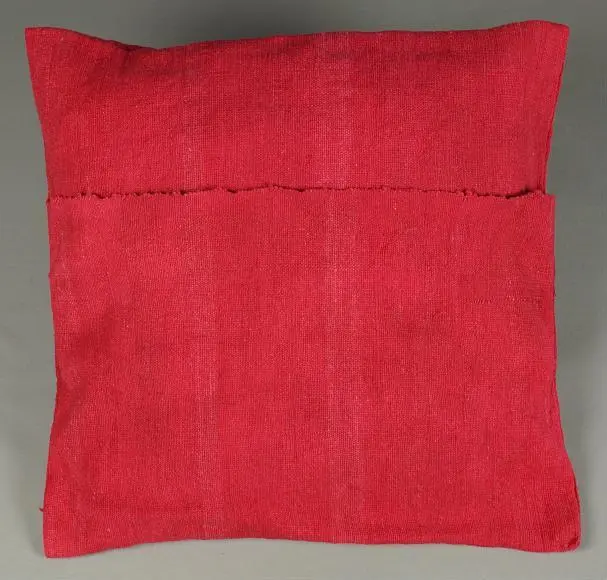 Housse de coussin Sphère Framboise en coton éthiopien filé, tissée et brodée à la main
