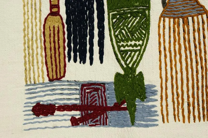 Décoration murale imprimée puis brodée sur un tissu en coton éthiopien représentant les peignes en bois sculptés des régions éthiopiennes.