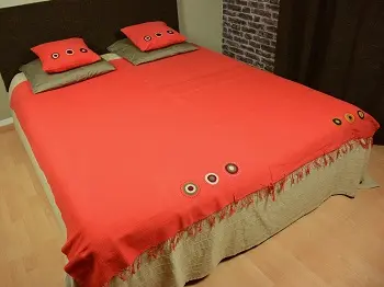 Jeté de canapé artisanal rouge en coton éthiopien filé, tissé et brodé à la main
