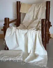 Jeté de fauteuil artisanal écru en coton éthiopien filé, tissé et brodé à la main