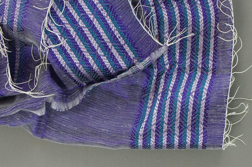 Douce écharpe équitable éthiopienne Violet bleu en coton éthiopien et rayonne.