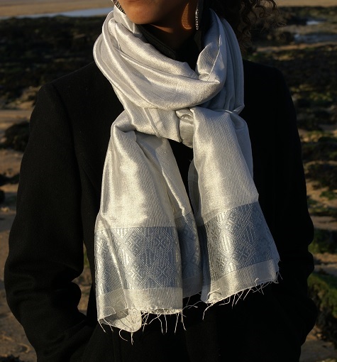 Echarpe éthiopienne équitable en coton éthiopien mélangé à de la rayonne: Gris foncé.