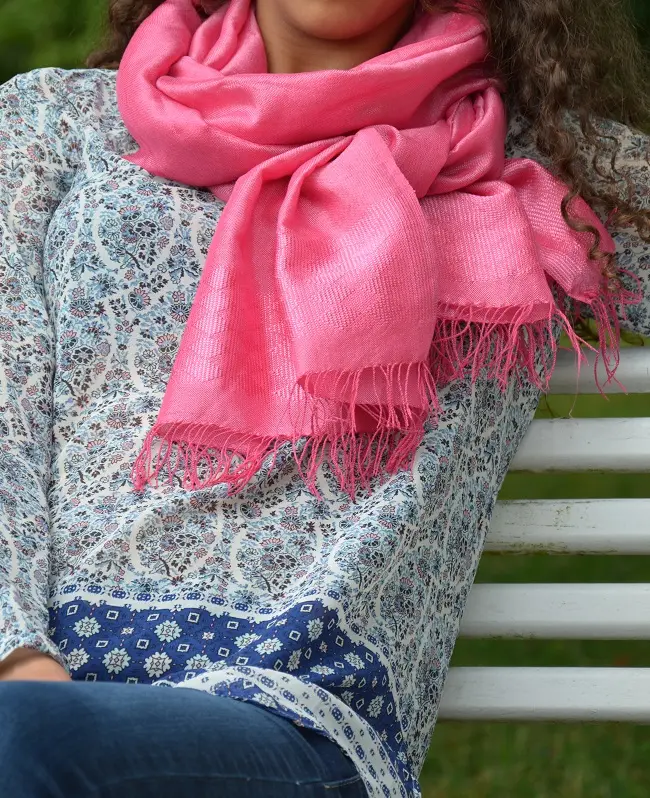 Echarpe africaine Rose Ultra en Rayonne & Polyester tissée à la main