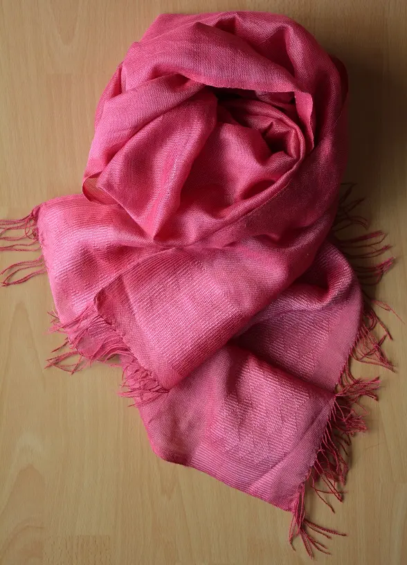 Echarpe africaine Rose Ultra en Rayonne & Polyester tissée à la main