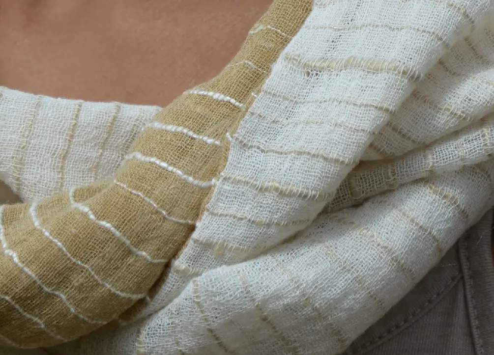 Echarpe équitable anneau blé tissée à la main avec 10% de soie sauvage bio filée à la main et 90% de coton éthiopien