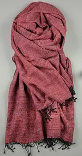 Authentique Cerise 3 Echarpe cerise composée de 65% de soie sauvage bio filée à la main et de 35% de coton éthiopien.