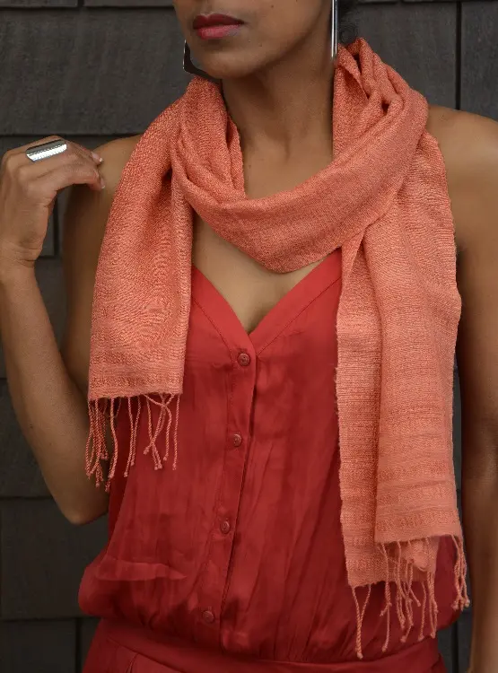 Echarpe éthiopienne corail en pure soie sauvage filée, tissée et teinte à la main