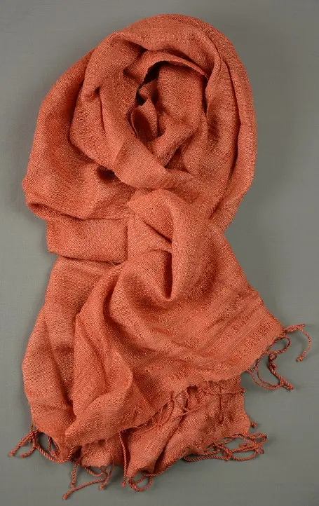 Echarpe éthiopienne corail en pure soie sauvage filée, tissée et teinte à la main