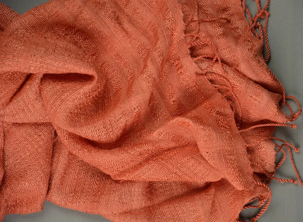 Echarpe éthiopienne corail en pure soie sauvage filée, tissée et teinte à la main