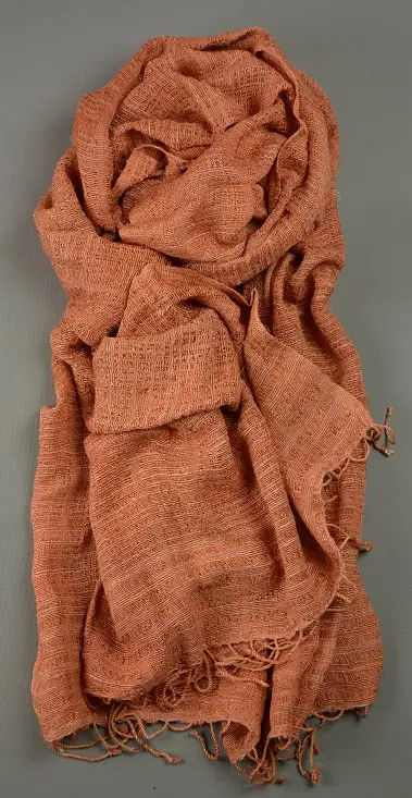 Echarpe éthiopienne corail en pure soie sauvage filée, tissée et teinte à la main