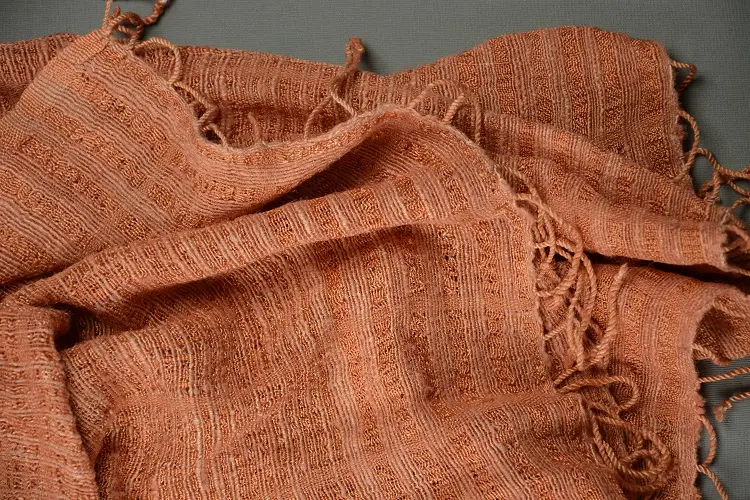 Echarpe éthiopienne corail en pure soie sauvage filée, tissée et teinte à la main