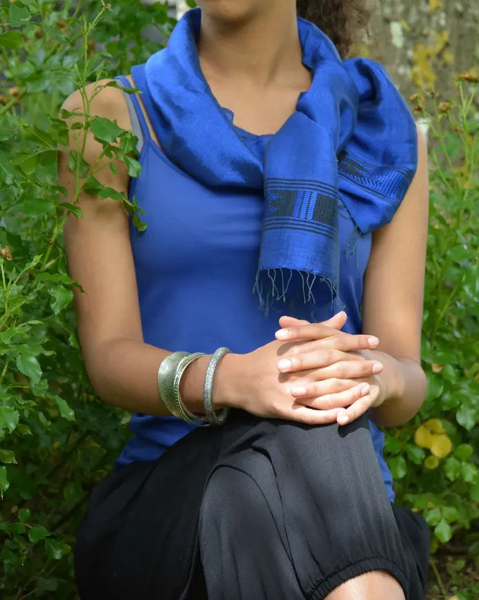 Echarpe équitable Saphir Noir en coton éthiopien mélangé à de la rayonne, tissée à la main
