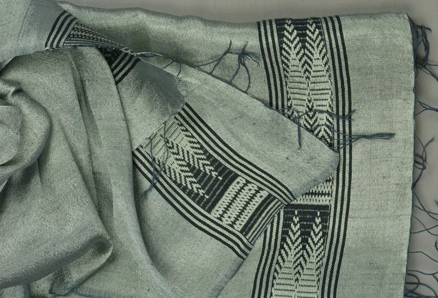 Echarpe acier noir artisanale en coton éthiopien mélangé à de la rayonne, tissée à la main