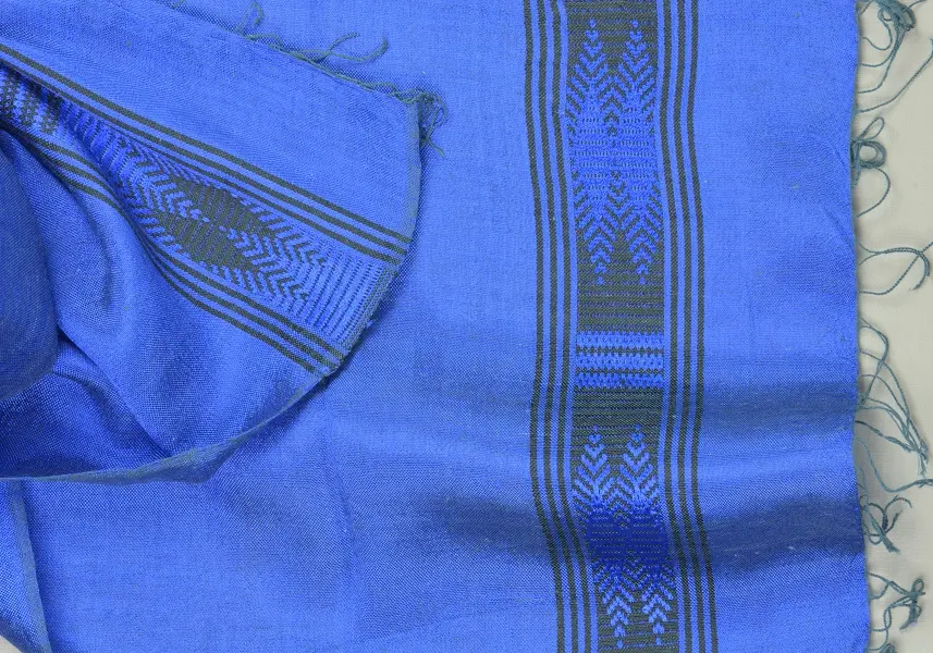 Echarpe éthique Saphir Noir en coton éthiopien mélangé à de la rayonne, tissée à la main