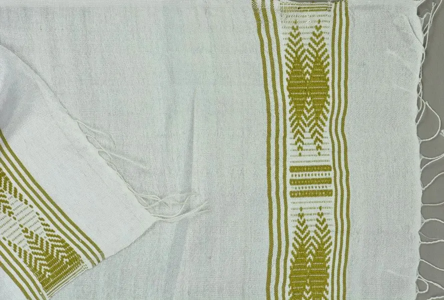Echarpe équitable Blanche Olive en coton éthiopien mélangé à de la rayonne, tissée à la main