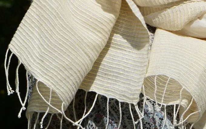 Echarpe éthiopienne ivoire en soie sauvage et coton filée, tissée et teinte à la main