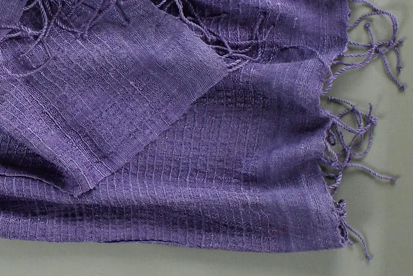 Echarpe éthiopienne lavande en pure soie sauvage filée, tissée et teinte à la main
