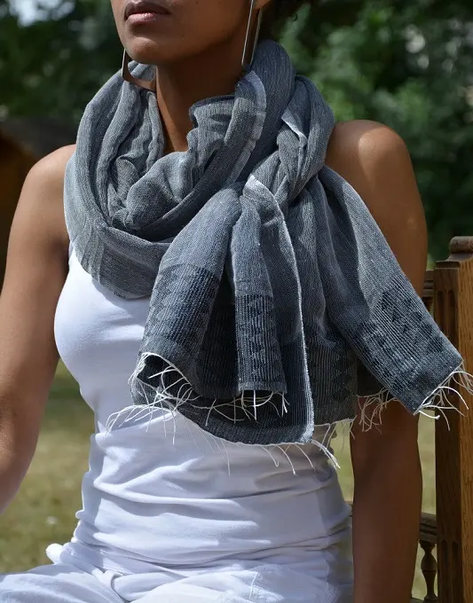 Echarpe équitable Gris Anthracite en coton éthiopien mélangé à de la rayonne et tissée à la main