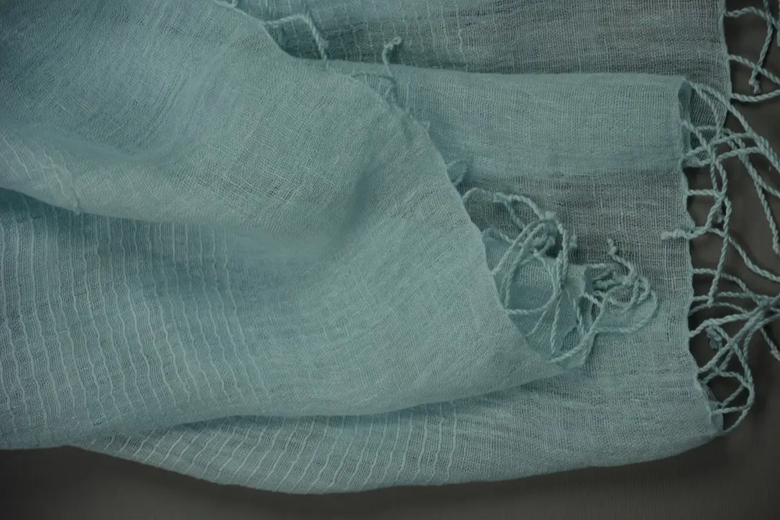 Echarpe éthiopienne équitable bleue ciel en lin tissée à la main