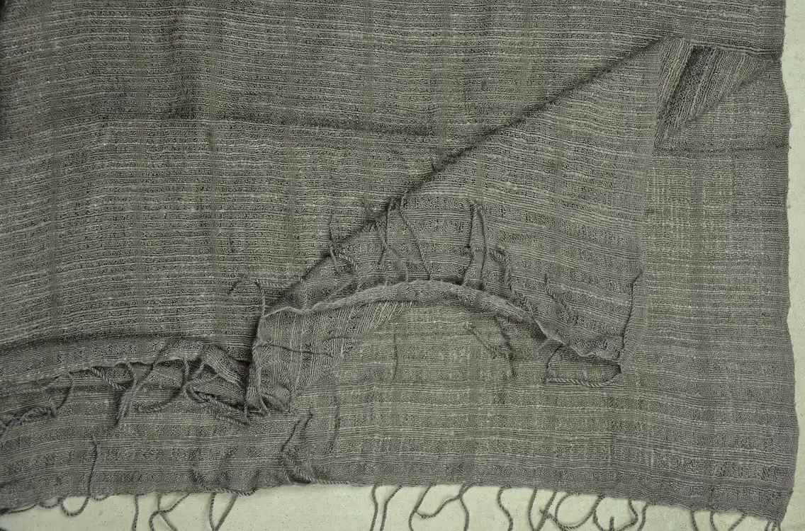 Echarpe éthiopienne argent en pure soie sauvage tissée à la main