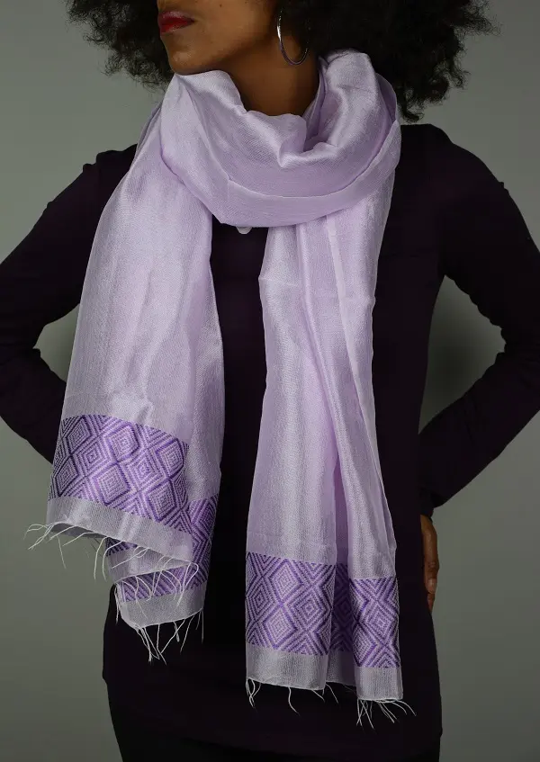 Echarpe équitable mauve en coton éthiopien et rayonne tissée à la main