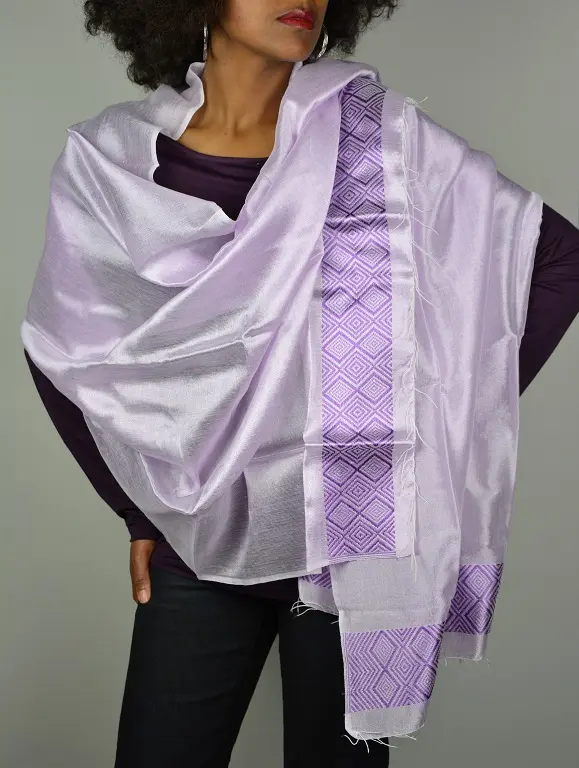 Echarpe équitable mauve en coton éthiopien et rayonne tissée à la main