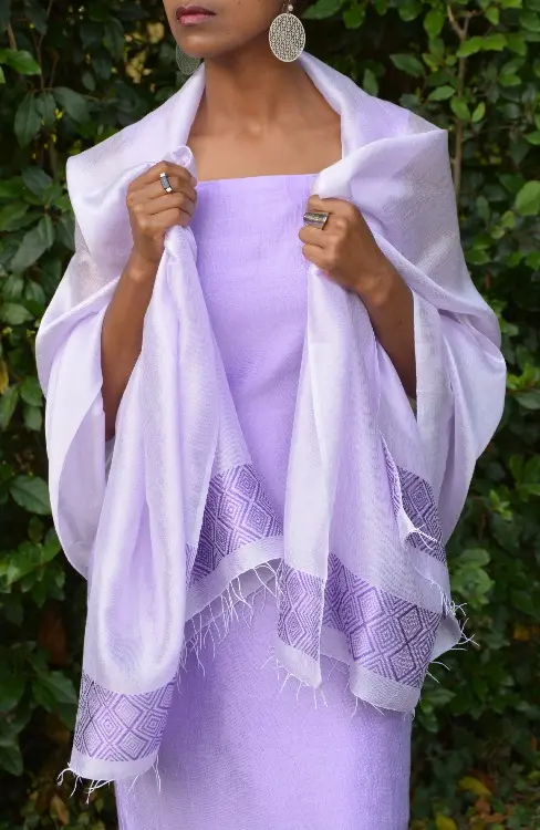 Echarpe équitable mauve en coton éthiopien et rayonne tissée à la main